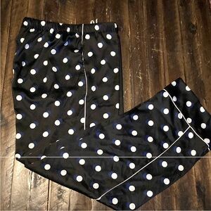EUC🔥VICTORIA SECRETS SILKY&COMFY/THE COLORS ARE BLACK&BLUE&WHITE POLKA DOTS!!!!